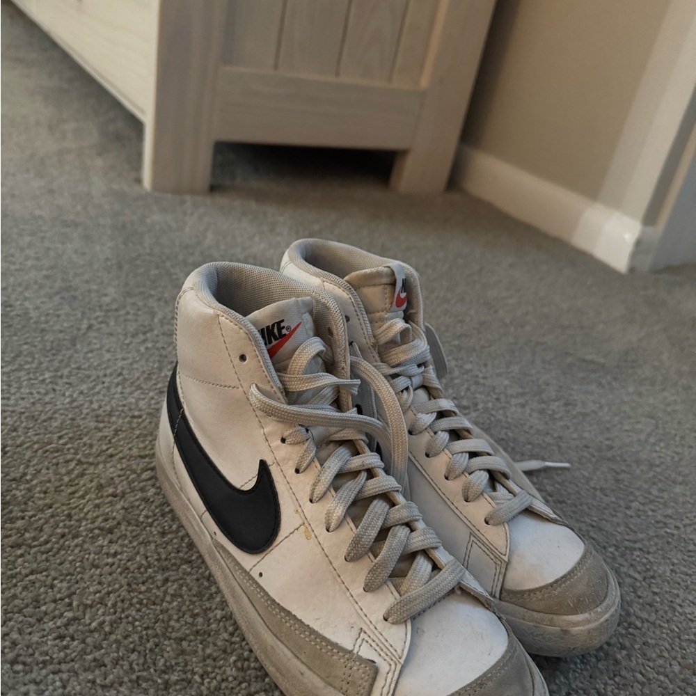 Nike White and Black Sneakers Classic Style